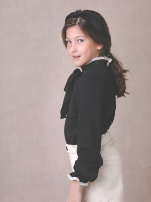 cojunto niña camisa negra culotte beige ambiente